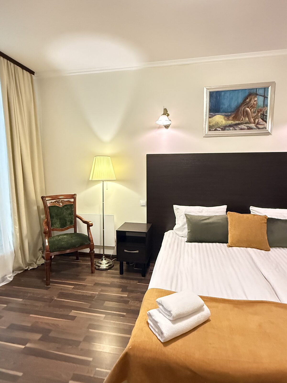 Двомісний номер Alex Hotel з кріслом і торшером біля вікна