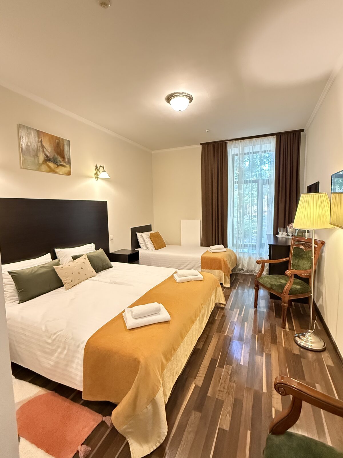 Тримісний номер Alex Hotel з двоспальним і односпальним ліжком